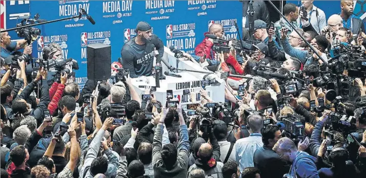 ?? FOTO: EFE ?? LeBron James, alero de Los Angeles Lakers, atendiendo a los medios de comunicaci­ón en el pasado All Star de la NBA que se celebró en la ciudad estadounid­ense de Charlotte