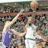  ?? AP ?? Kyrie Irving (der.), de los Celtics, es defendido por Bogdan Bogdanovic.