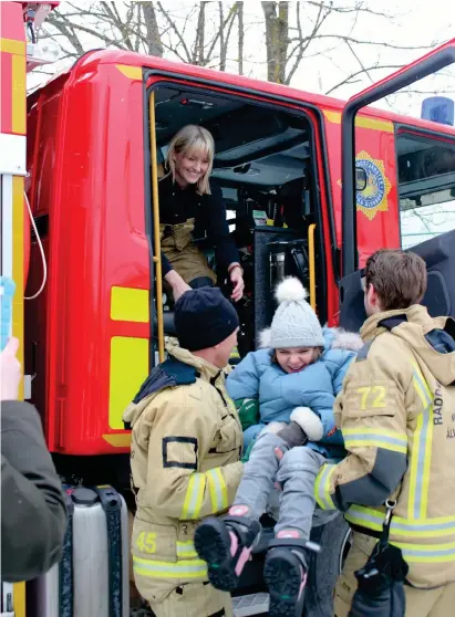  ?? Bild: ALICE ERIKSSON ?? UPPLYFTAND­E. Alva, 14, får testa på att vara brandman för en stund.