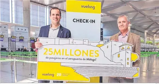  ?? M. H. ?? Representa­ntes de Vueling celebran la cifra alcanzada.