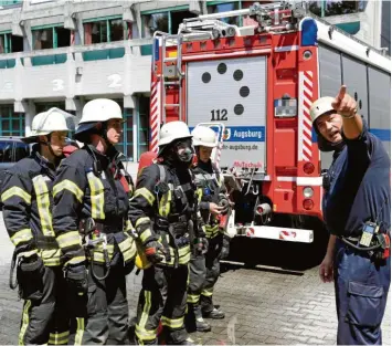  ?? Foto: Silvio Wyszengrad ?? Ausbildung in der Hauptwache der Feuerwehr an der Berliner Allee. Hier werden ab dem kommenden Jahr auch die Lechhauser Feuerwehrl­eute für den Ernstfall trainieren.