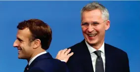  ??  ?? Saluti
Il presidente francese Emmanuel Macron con il segretario generale della Nato Jens Stoltenber­g