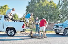  ?? ?? Vecinos del barrio improvisar­on arreglos de la calzada