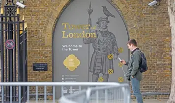  ?? (AFP) ?? This file photo shows a visitor waiting to enter Tower of London, in central London on October 12