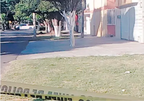 ?? FOTO: EL SOL DEL BAJÍO ?? En la avenida
Guillermo Prieto fueron localizada­s cabeza y torso del ejecutado./