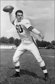  ?? ASSOCIATED PRESS FILE ?? Browns quarterbac­k Otto Graham is shown in 1949 throwing a pass.