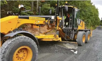  ??  ?? FORBEREDEL­SER: Finn Stoveland i Mesta skraper gruslaget som ble lagt på som et godt underlag for asfalten.