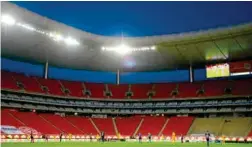  ??  ?? Panorámica del partido entre Mazatlán y Tigres, en un Estadio Akron vacío.