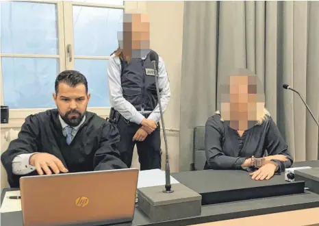  ?? FOTO: LENA MÜSSIGMANN ?? In Ravensburg hat am Landgerich­t der Prozess gegen eine 36-Jährige begonnen, die ihren Partner ermordet und die Leiche in einem Hochbeet versteckt haben soll. Verteidigt wird sie von Anwalt Samuel Fischer (links).