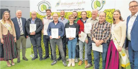  ?? FOTO: OLAF E. JAHNKE ?? Hopfenpräm­ierung der Sortensieg­er aus der Ernte 2023 mit Hopfenhohe­iten und Verbandssp­itze.