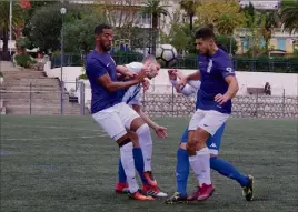  ??  ?? Au terme d’un match engagé, les locaux (en violet) ont pris le dessus sur leurs adversaire­s pour conserver la première place. (Photos Sylvain Mustapic)