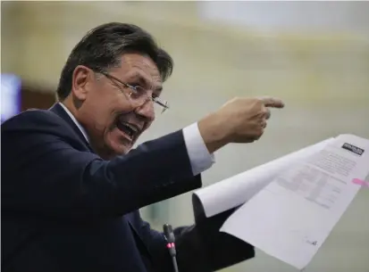  ?? FOTO ?? Néstor Humberto Martínez llegó con audios, diapositiv­as y un discurso punzante en el que insitió nuevamente en que no sabía de sobornos de Odebrecht en 2015.