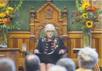  ??  ?? La lieutenant­e-gouverneur­e du Nouveau-Brunswick, Jocelyne Roy-Vienneau, a prononcé le discours du Trône à l’Assemblée législativ­e. - La Presse canadienne: James West