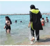  ??  ?? Am Strand von Cannes wird es künftig keine Burkinis mehr geben. Wer doch einen trägt, zahlt 38 Euro