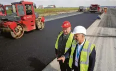 ?? Foto: Matthias Becker ?? Flughafeng­eschäftsfü­hrer Ralf Schmid (rechts) besichtigt mit dem Chef der ausführend­en Baufirma Kutter, Peter Groll, die Baustelle.