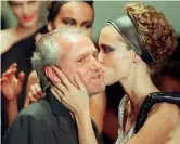  ??  ?? 1997Gianni Versace presenta a Parigi l‘alta moda: una modella lo bacia in passerella, mentre raccoglie gli applausi per una delle sue collezioni più belle. Pochi giorni dopo verrà assassinat­o a Miami Beach