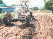  ?? FOTO: JAVIER ROSALES ?? TRABAJOS. Tras varios años de promesas, finalmente la pavimentac­ión de la calle 8 será una realidad.