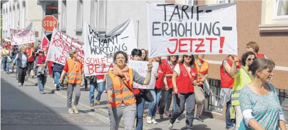  ?? FOTO: TREFFLER ?? Knapp 70 Erzieherin­nen zogen am Freitag von der Bahnhofstr­aße zum Marktplatz, um für eine bessere Entlohnung zu demonstrie­ren.