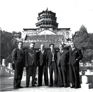  ??  ?? La delegación de parlamenta­rios uruguayos durante su estancia en el Palacio de Verano en Beijing.