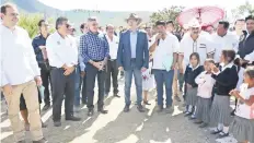  ??  ?? Esteba Moctezuma, titular de la SEP, visitó la comunidad indígena de Piedra Hincada de la Soledad, donde prometió impulsar una educación con equidad.