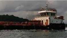  ?? ?? ANGGOTA APMM menahan kapal tangki selepas dikesan mencurigak­an di kedudukan 0.2 batu nautika tenggara Teluk Sepanggar.