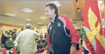  ??  ?? Mourinho foi contratado para o Benfica por Vale e Azevedo em setembro de 2000. Saiu ao fim de 11 jogos, depois de Manuel Vilarinho vencer as eleições em outubro de 2000