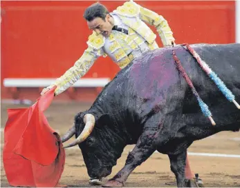  ?? FOTO: ESTEBAN COBO ?? Noch ist unklar, ob auch für Stiere Hoffnung besteht: Der Stierkampf, hier mit dem Torero Enrique Ponce in Santander in Nordspanie­n, gilt als nationales Heiligtum.