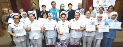  ??  ?? Dr Jamilah (back raw centre) and Dr Chin (on her right) in a photocall with personnel from SGH, MyWOCEP, METNA and nurses after the seminar. — Photo by Chimon Upon