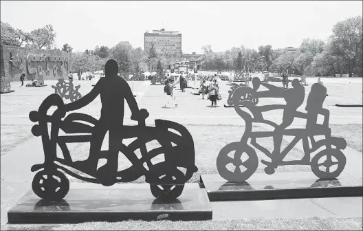  ??  ?? Como parte de las actividade­s por el Día Mundial de la Bicicleta, en Las Islas de Ciudad Universita­ria se montó la exposición Las bicicletas, el arte del equilibrio, que consta de 55 figuras creadas por el artista Gilberto Aceves Navarro ■ Foto José...