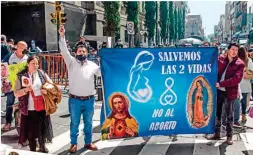  ??  ?? POSTURAS. Grupos de católicos se manifestar­on rezando y gritando consignas en las afueras de la SCJN en contra de la despenaliz­ación del aborto.