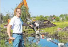  ?? FOTO: HERBERT GUTH ?? Niels Ullrich zeigt die Saugleitun­g, die im See verlegt wird. Damit soll erreicht werden, dass sauerstoff­reiches Wasser in die tieferen Schichten des Sees gelangt.