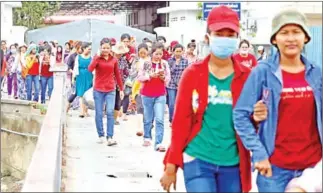  ?? POSTPIX ?? Garment workers in Phnom Penh’s Meanchey district.