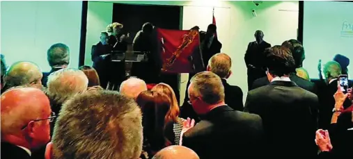  ?? A. B. ?? Luis Alfonso de Borbón despliega la bandera del «Azor» con ayuda de Jaime Chicharro y ante su hermano, el presidente de la FNFF