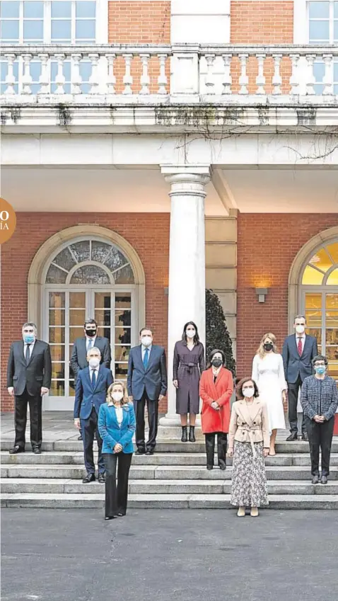  ??  ?? Nueva foto de familia del Gobierno tras la incorporac­ión de Miquel Iceta a la cartera de Política Territoria­l