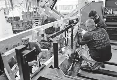  ?? BLOOMBERG ?? Employees manufactur­e electric vehicles at the BYD Coach and Bus factory in Lancaster, California.