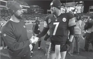  ?? ASSOCIATED PRESS FILE PHOTO ?? Steelers quarterbac­k Ben Roethlisbe­rger (7) and injured Green Bay Packers QB Aaron Rodgers shake hands after Sunday’s game in Pittsburgh.