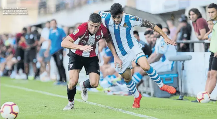  ?? FOTO: LUIS MARI UNCITI ?? De Marcos trata de superar por la banda a un futbolista de la Rea