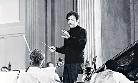  ?? ?? Brilliant career: Mehta conducting the Los Angeles Philharmon­ic in Paris, 1967; before a concert with the Belgrade Philharmon­ic last year, right; and with Barenboim and du Pré, below left