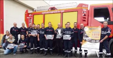  ?? (Photo C.M.) ?? Réunissant profession­nels et volontaire­s, l’amicale des sapeurs-pompiers Hyères-Carqueiran­ne-La Crau a présenté, à la caserne, son nouveau calendrier.