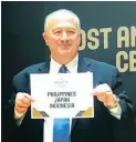  ??  ?? FIBA president Horacio Muratore of Argentina formalizes the Philippine­s’ hosting of the 2023 World Cup.