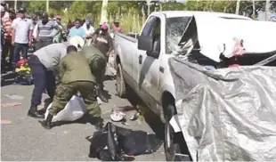  ?? LISTÍN DIARIO ?? Tragedia. Esta camioneta se estrelló contra una motociclet­a, en la que viajaban dos hermanos, de ocho y 13 años. La moto era conducida por David Antonio Monegro, quien también falleció en el accidente.