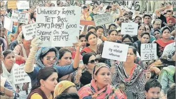  ?? SANJEEV KUMAR/HT ?? ■ Contractua­l school teachers holding a protest at Hanuman Chowk in Bathinda on Tuesday.