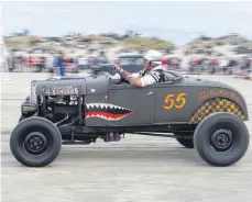  ?? FOTOS: DPA ?? Einmal im Jahr treffen sich am Strand von Rømø im südwestlic­hsten Winkel Dänemarks viele Tausend, teils stilecht gekleidete PS-Fans, um mehr als 100 historisch­e Motorräder und Autos im Geschwindi­gkeitsraus­ch zu erleben.