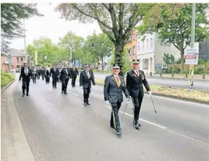  ?? ARCHIVFOTO: -NAU ?? Heiner Ringes (vorne links) führt in diesem Jahr zum 25. Mal das Further Regiment an.