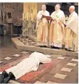  ?? FOTO: ANDREAS STEINDL ?? Priesterwe­ihe von Philipp Schmitz (liegend) des Bistum Aachen im Dom zu Aachen.
