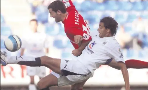  ??  ?? UN OASIS. El 7 de octubre de 2006 fue la única vez que el Tenerife logró ganar en Soria gracias al gol de Raúl Sánchez, de penalti.