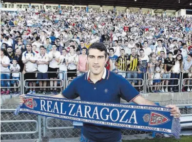  ?? JAIME GALINDO ?? Alberto Zapater, en la Romareda junto a la afición en la presentaci­ón de su regreso al Real Zaragoza en el año 2016.