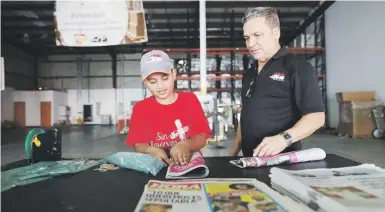  ?? Vanessa.serra@gfrmedia.com ?? José Ortiz, del Centro de Distribuci­ón de GFR Media en Las Piedras, observa a Ángel Yadiel organizar los periódicos.