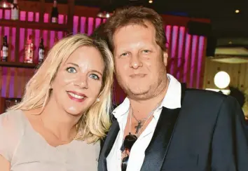 ?? Foto: Jens Kalaene, dpa ?? Jens Büchner („Mallorca-Jens“, hier mit seiner Frau Daniela) war Star der Auswandere­r-Show „Goodbye Deutschlan­d“. Er wurde nur 49 Jahre alt.