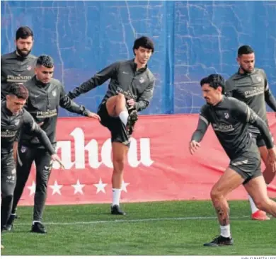  ?? JUANJO MARTÍN / EFE ?? Joao Félix, junto a sus compañeros, en el entrenamie­nto de ayer en la ciudad deportiva.